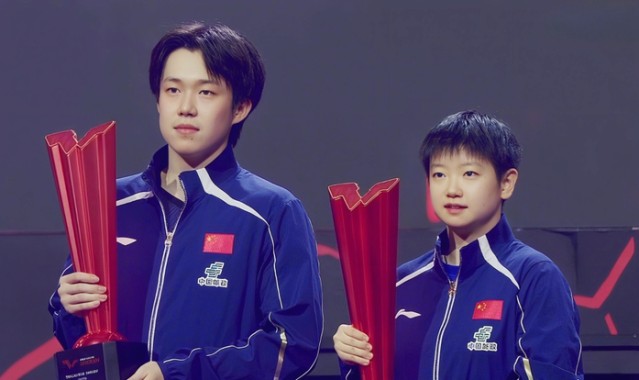 国乒机场照：孙颖莎被围堵，王曼昱陈幸同陈熠聚餐，林诗栋无表情|新加坡|大满贯|教练|王皓_新浪体育_新浪新闻