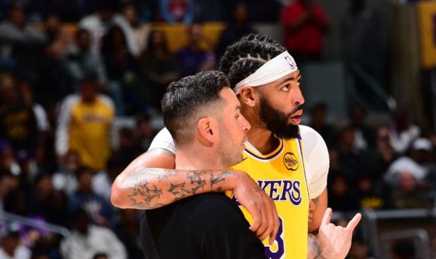 游戏平台-雷迪克变阵止跌！拉塞尔打替补盘活湖人板凳