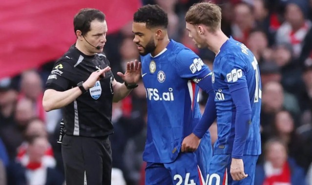 立即玩-内维尔质疑VAR解释，克拉滕伯格怒批：切尔西被剥夺明显点球|阿森纳|马克-克拉滕伯格|加里-内维尔|里斯·詹姆斯|德克兰-赖斯_新浪体育_新浪新闻