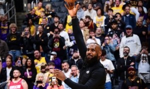 湖人官方：詹姆斯被升级为可以出战今日对阵勇士的比赛