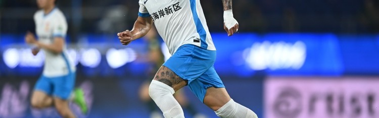 问鼎娱乐-戴维森代表中国俱乐部职业赛事出场100次，三镇66场西海岸34场